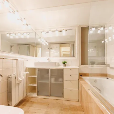 Bravissimo Cort Reial 15, Monthly * Girona